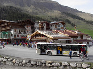 SKIBUS NA PARKINGU PRZY DOLNEJ STACJI KOLEJKI NA LODOWIEC.