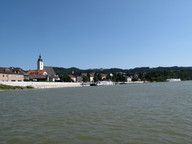 Trasa rowerowa nad Dunajem- widok miasto z naszym hotelem