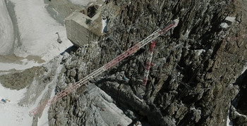 Imponujący dźwig na budowie górnej stacji (foto: matterhornparadise.ch)