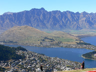 Nowa Zelandia - góry nad jeziorem i miastem