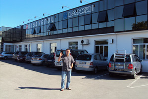 Marcin przed fabryką Marcin przed fabryką