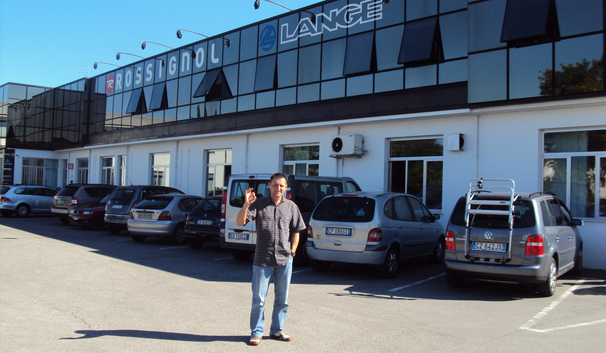 Marcin przed fabryką Marcin przed fabryką