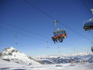 Narciarze na wyciągu