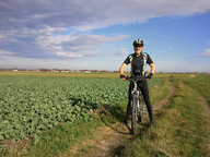 Jesienna wyprawa rowerowa do Mosznej- rowerzysta przy polu