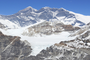 Lhotse – ośnieżony szczyt Himalajów z lodowcem i stromymi, skalistymi zboczami.