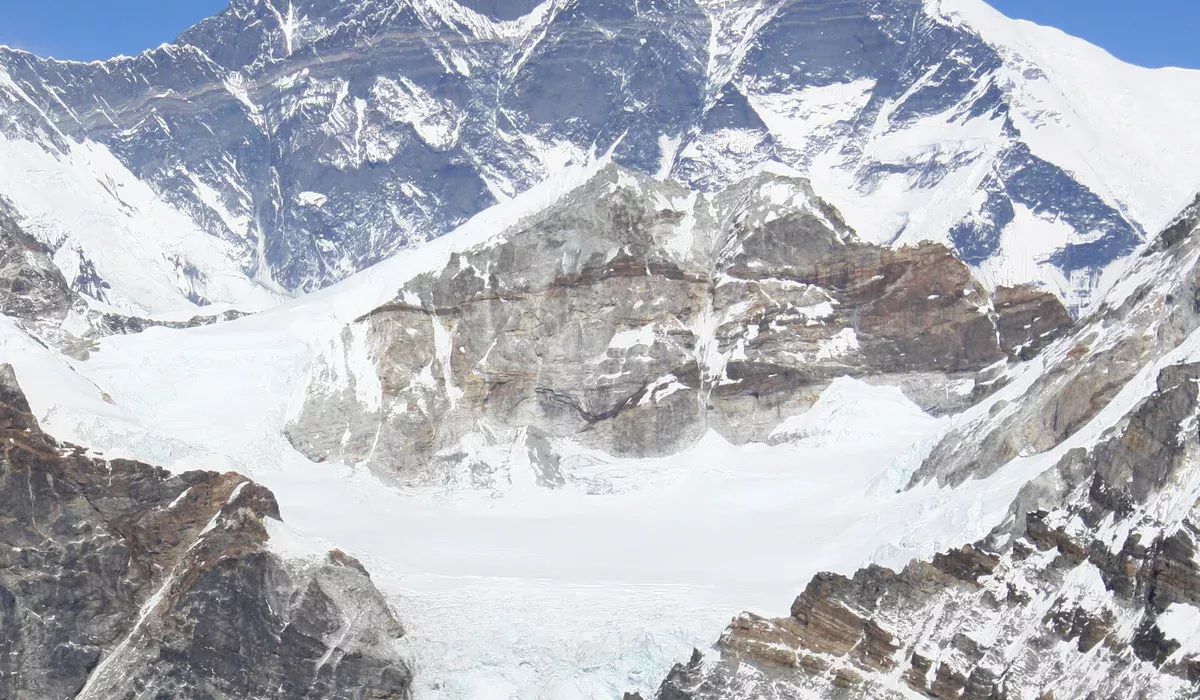 Lhotse – czwarty najwyższy szczyt świata w Himalajach Lhotse – ośnieżony szczyt Himalajów z lodowcem i stromymi, skalistymi zboczami.