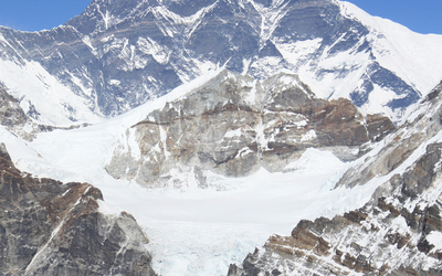 Lhotse – ośnieżony szczyt Himalajów z lodowcem i stromymi, skalistymi zboczami.
