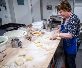 Marianne przygotowuje ciasto (foto: PB Narty.pl)