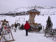 Agatka przy krasnalach.