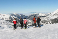 Narciarze na tle gór