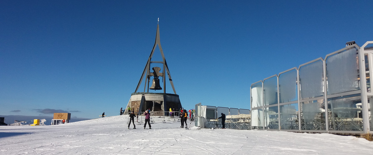 Słynny dzwon na Kronplatz, bija punktualnie w południe (foto: Narty.pl PB)