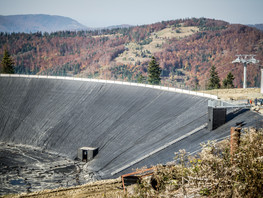 Hala Skrzyczeńska - zbiornik wody (foto: PB Narty.pl) Hala Skrzyczeńska - zbiornik wody (foto: PB Narty.pl)
