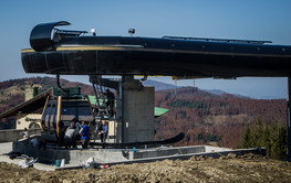Hala Skrzyczeńska - górna stacja gondoli (foto: PB Narty.pl) Hala Skrzyczeńska - górna stacja gondoli (foto: PB Narty.pl)