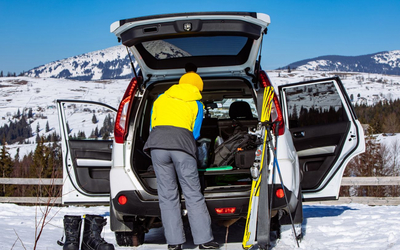 Jak bezpiecznie przewozić narty i sprzęt w samochodzie