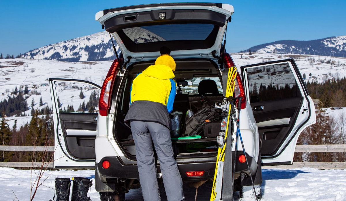 Jak bezpiecznie przewozić narty i sprzęt w samochodzie Jak bezpiecznie przewozić narty i sprzęt w samochodzie
