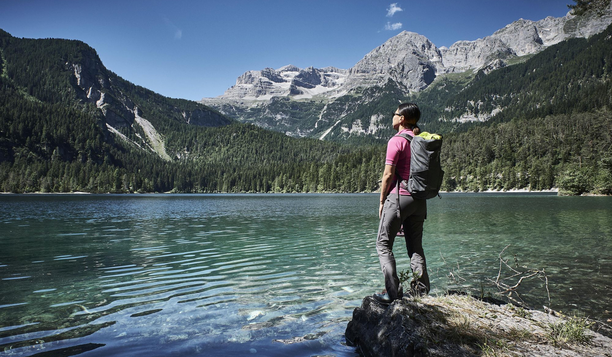 Noclegi na szlakach Trentino Trentino jest regionem doskonale przygotowanym na przyjęcie wędrowców – zarówno latem, jak i zimą. Wzdłuż wszystkich opisanych szlaków znajdziesz zróżnicowaną ofertę noclegową dopasowaną do różnych budżetów i stylu podróżowania:  Schroniska górskie (rifugi): najbardziej klimatyczna opcja – prowadzone często przez lokalne rodziny, oferują nocleg ze śniadaniem lub półpensjonat. Wiele z nich narciarze znają z zimowych wypadów na trasach skiturowych. Rezerwacja z wyprzedzeniem wskazana, szczególnie w lipcu i sierpniu.  Agriturismi: gospodarstwa agroturystyczne to doskonały sposób na kontakt z lokalną kulturą – gościna u rolników, własne produkty na stole, widok na winnice lub łąki. Szczególnie polecane na szlaku w Val di Cembra i Val di Non.  Pensjonaty i małe hotele: w każdej większej miejscowości na trasie – takich jak Madonna di Campiglio, Trydent czy Castello Tesino – znajdziesz komfortowe pensjonaty, nierzadko te same, które znasz z zimowych pobytów narciarskich.  Hostele i noclegi dla pielgrzymów: szlaki San Vili i Jacopeo d'Anaunia posiadają własne sieci noclegowe wzorowane na Camino de Santiago, z możliwością taniego noclegu w zamian za pieczątkę w książeczce wędrowca.  Planując nocleg, warto korzystać z oficjalnego serwisu visittrentino.info, gdzie dostępne są zakwaterowania certyfikowane przez region, a także mapy z zaznaczonymi punktami etapowymi każdego szlaku.