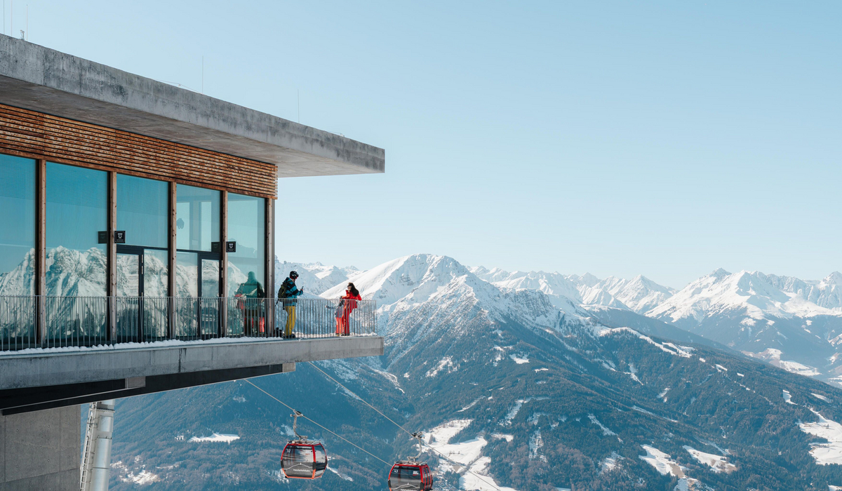 © Innsbruck Tourismus Stefan Ringler Z lewej strzony przeszkolny nowoczesny budynek na tle gór