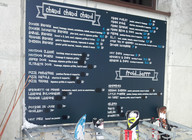 Tablica gastronomiczna w ośrodku narciarskim