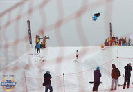 Sony VAIO Extreme Series Winter Edition- narciarz w skoku 4 za siatki