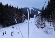 Niebieska trasa 13, wyciąg B3, w tle Chopok tonący w chmurach