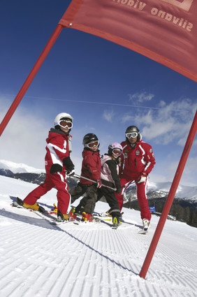 Dzieci na stokach Dolomitów (foto: SMG)