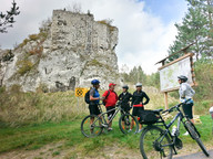 Rowerzyści przy ruinie zamku