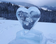 Lodowa rzeźba odsłonięta w czasie uroczystości otwarcia sezonu narciarskiego 2016/2017