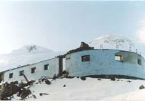Spalony priut 11 na tle Ebrusa