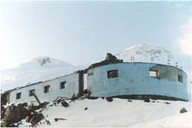 Spalony priut 11 na tle Ebrusa