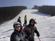 WIDOK NA GÓRNĄ STACJĘ WYCIĄGU KRZESEŁKOWEGO Z POŁWY STOKU.