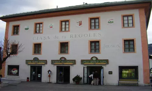 Ciasa de ra regoles /źródło MaiDireLollo - Own work, CC BY-SA 3.0, https://commons.wikimedia.org/w/index.php?curid=7321406