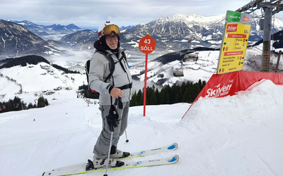 SkiWelt w skrócie – alpejska karuzela z twierdzą i wiedźmami w tle.