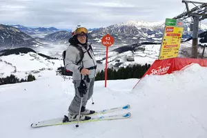 SkiWelt w skrócie – alpejska karuzela z twierdzą i wiedźmami w tle.