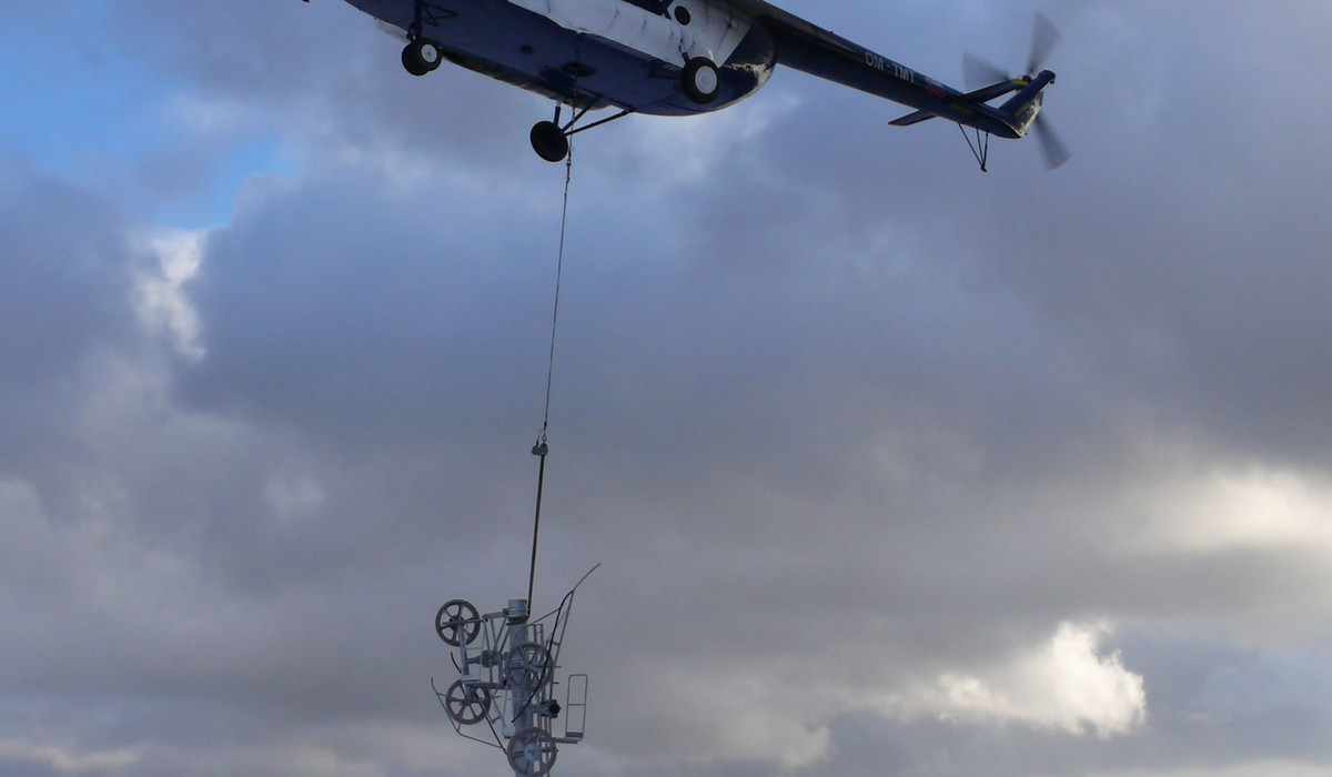 Helikopter stawia podpory