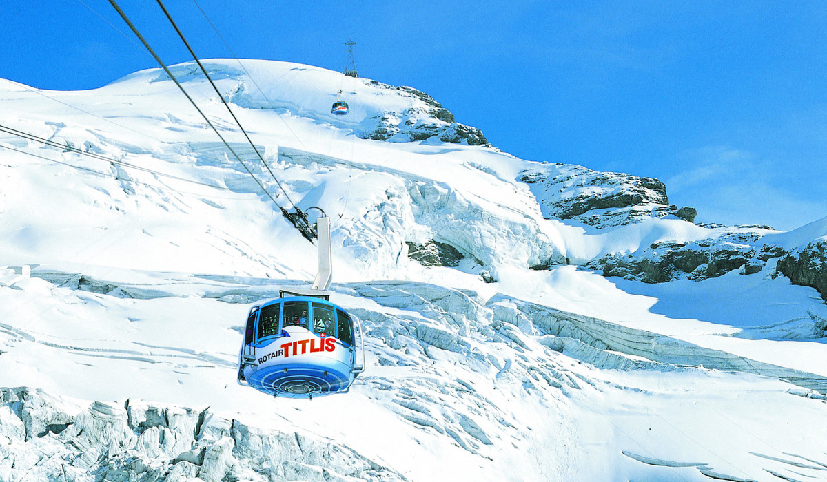 Gondola na tle gór Gondola na tle gór