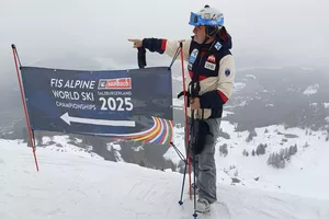 Piotr Burda pokazuje którędy jechac na nartach by trafić na stoki Mistrzostwa Świata w Saalbacha Świata w Saalbach / fot. archiwum autora