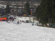 WIDOK NA STOK Z KOŃCOWEGO PERONU WYCIĄGU TALERZYKOWEGO. NA DOLE BAR I PIWIARNIA 1