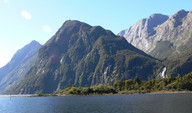 Nowa Zelandia - wyrastające z wody szczyty