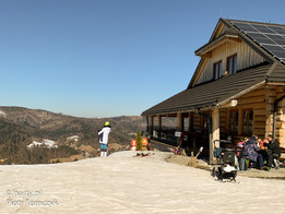 Ośrodek narciarski Cieńków-bar przy górnej stacji kolejki (fot. P. Tomczyk)