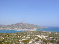 Widok z półwyspu Prasonisi na wyspę Rodos. Prasonisi staje się wyspą w zimę. Po lewej stronie morze Egejskie