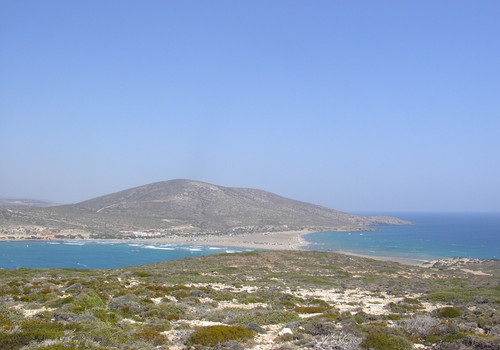 Widok z półwyspu Prasonisi na wyspę Rodos. Prasonisi staje się wyspą w zimę. Po lewej stronie morze Egejskie