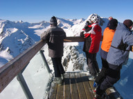 Stado gąsienic na tarasie widokowym