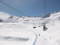 W dole trasa powrotna z lodowca do górnej stacji gondolek