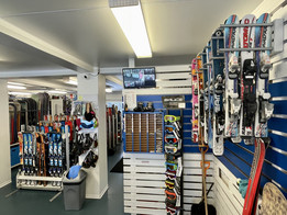 Wypożyczalnia nart w Kubińskiej Holi (fot. K. Kowalski) Wypożyczalnia nart w Kubińskiej Holi (fot. K. Kowalski)