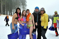 Bikini Skiing 2013- zdjęcie grupowe w bikini