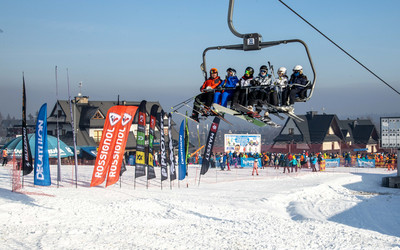 Narciarze w maseczkach podczas obostrzeń (foto: mat. prasowe)