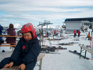 Dzieci odpoczywają na stoku