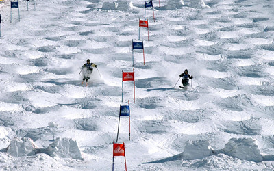 Jazda po muldach (foto: bumpbash.com)