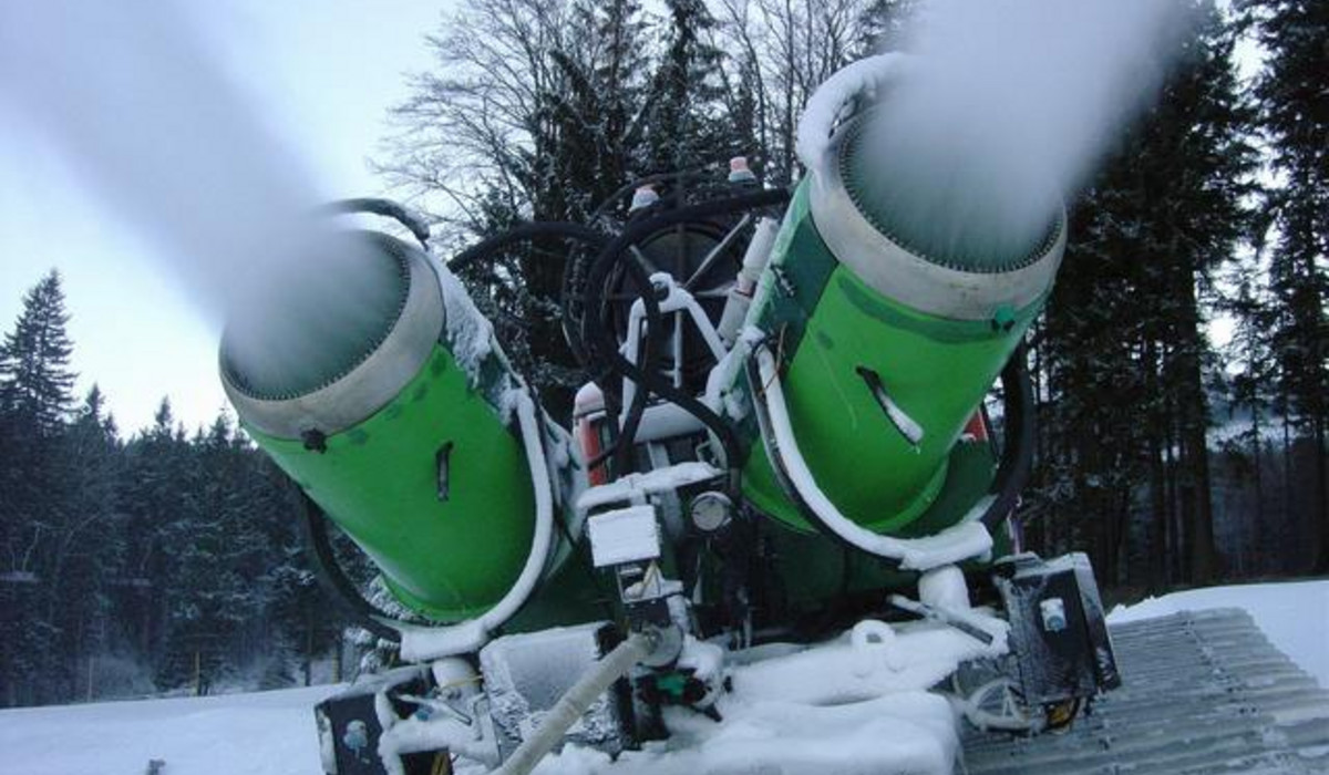 Jest mróz - armatki śnieżą.