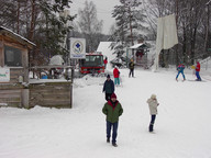 Stacja Ratunkowa GOPR po prawej stronie widoczna zasłona która chroni górną polanę przed wiosennym słońcem.